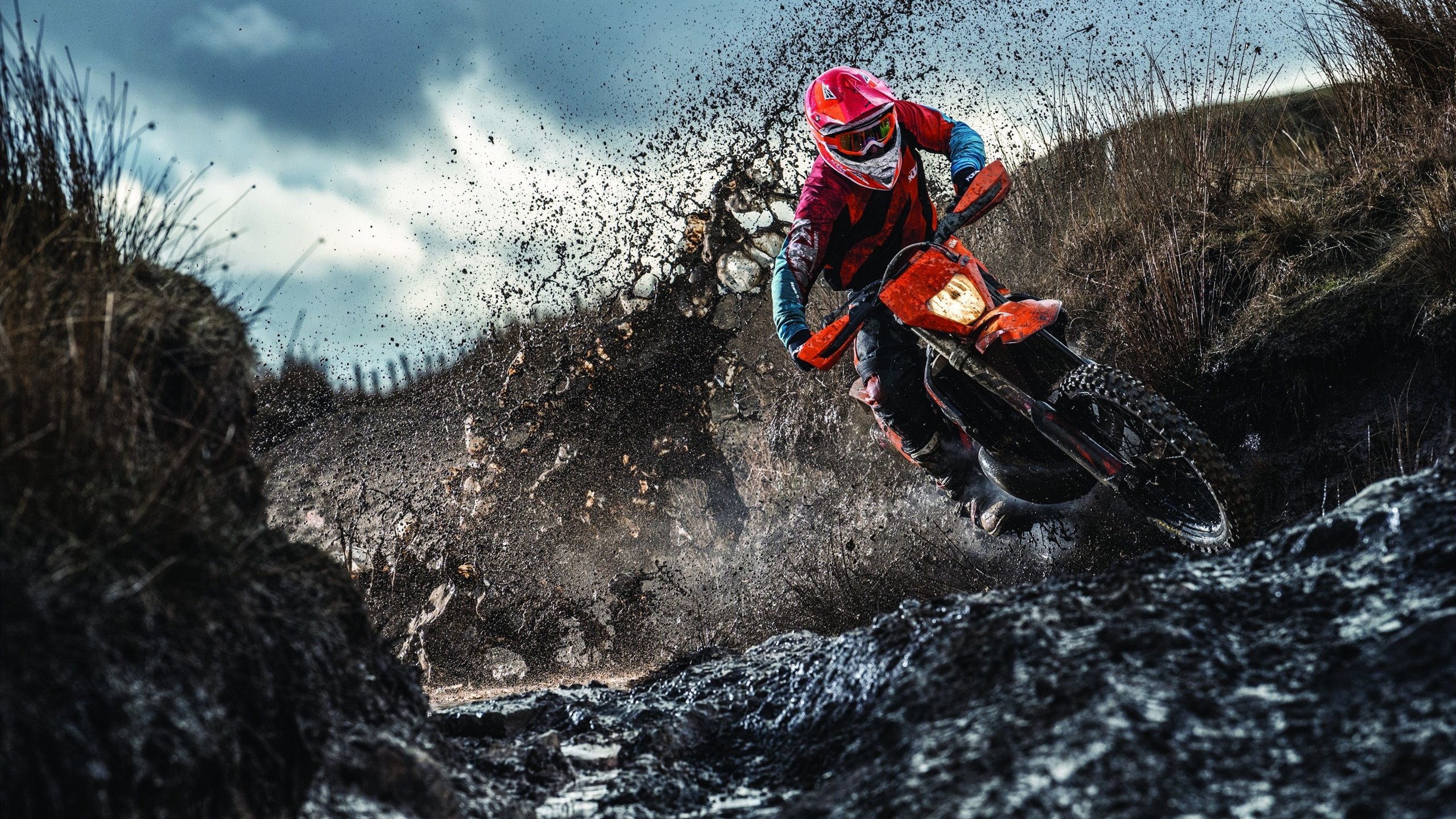 西甲争冠形势激烈，皇马紧追巴萨，西甲皇马对巴萨比赛直播